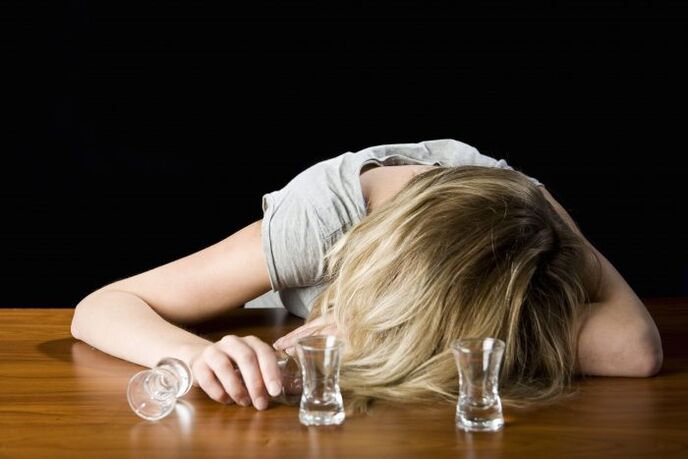 Женщина пьет алкоголь, как остановиться