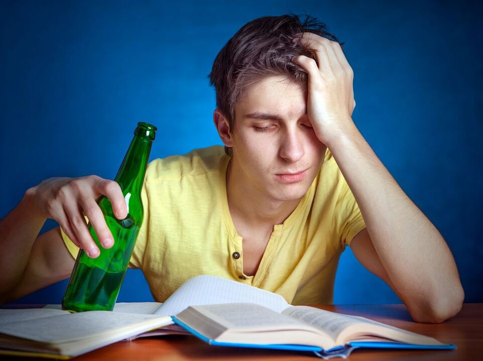 уставший студент с пивом, как бросить пить